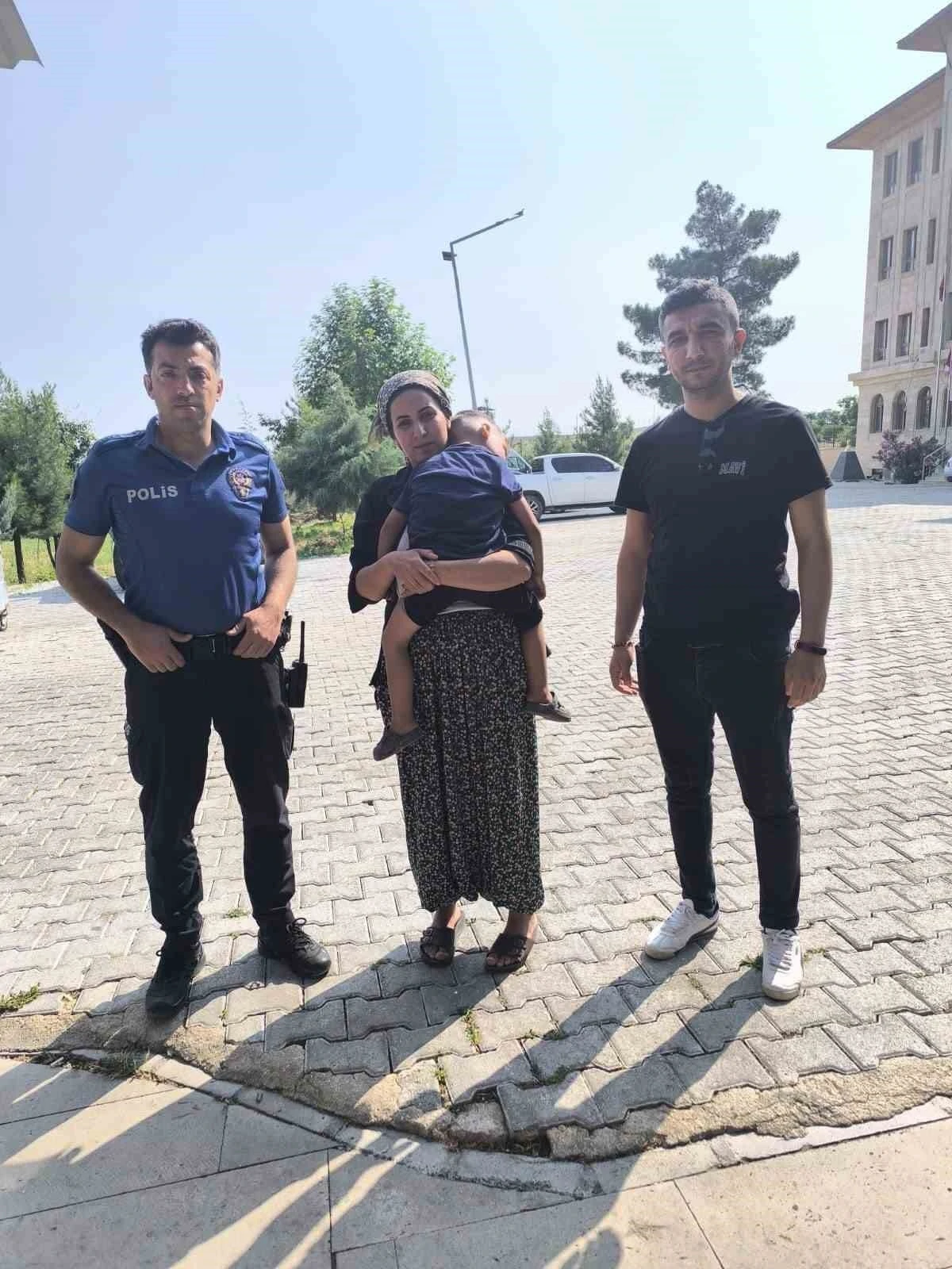 Dicle’de kayıp çocuk, polis tarafından bulunarak ailesine teslim edildi
