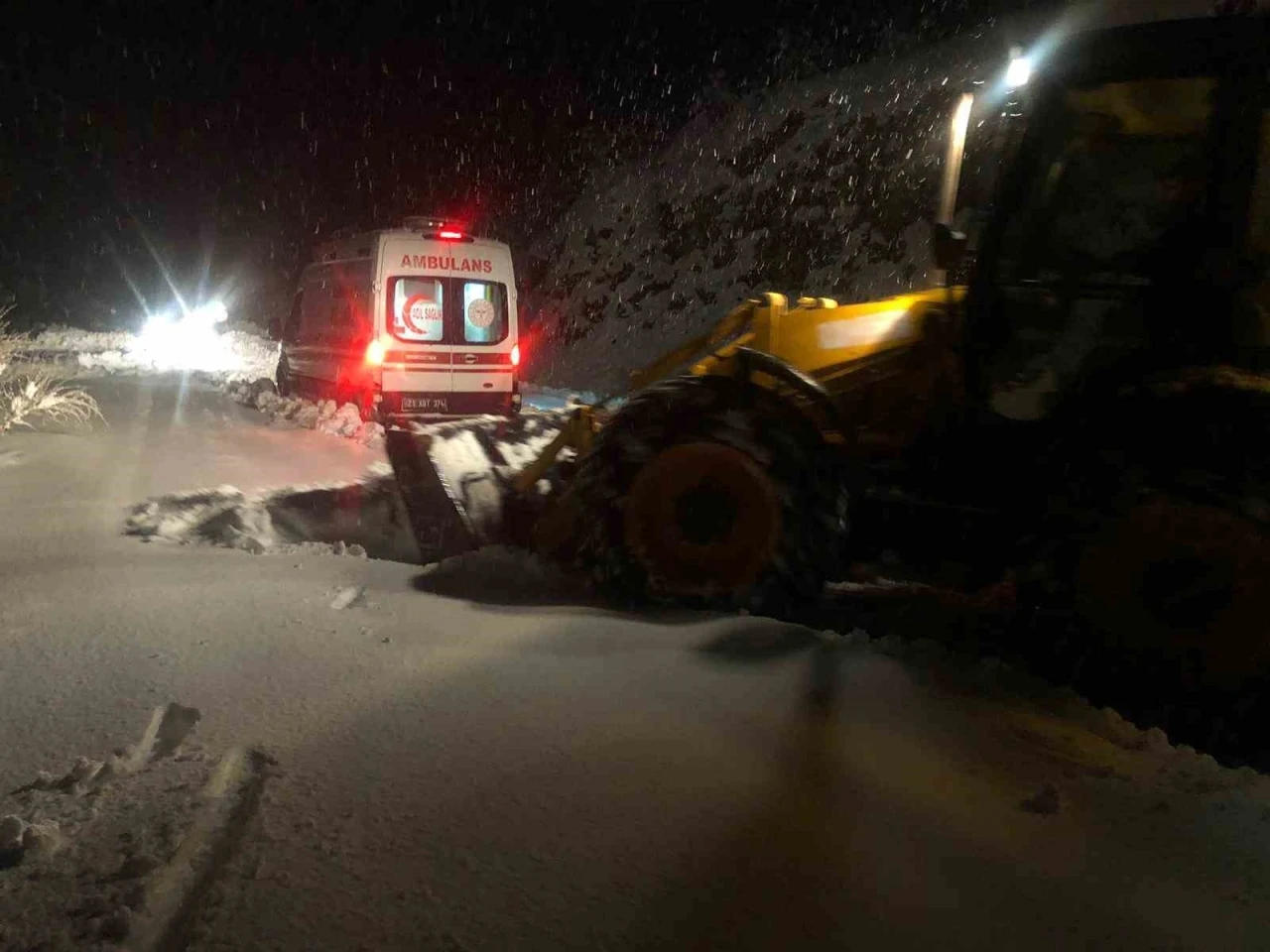 Dicle Kaymakamı Atış: "İl&ccedil;ede kaymakamlık koordinesinde karla m&uuml;cadele ediliyor"
