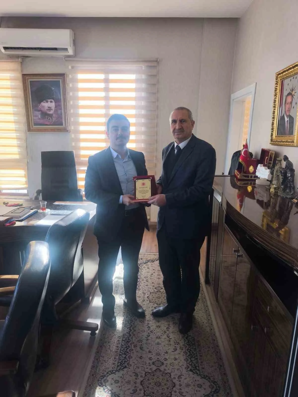 Dicle Kaymakamı Atış&rsquo;tan emekliye ayrılan il&ccedil;e n&uuml;fus m&uuml;d&uuml;r&uuml;ne plaket
