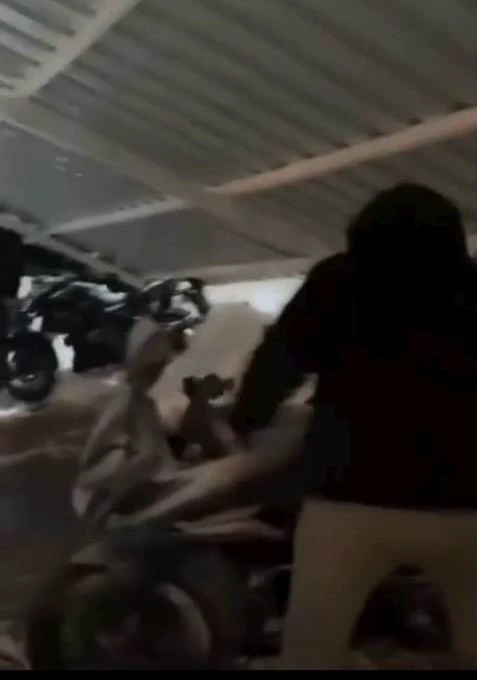 Dicle &Uuml;niversitesi&rsquo;ndeki yurdun otopark &ccedil;atısı &ccedil;&ouml;kt&uuml;
