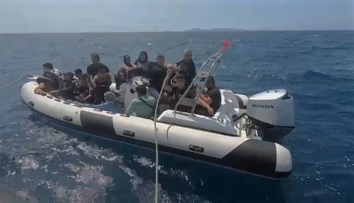Didim açıklarında 15 düzensiz göçmen kurtarıldı
