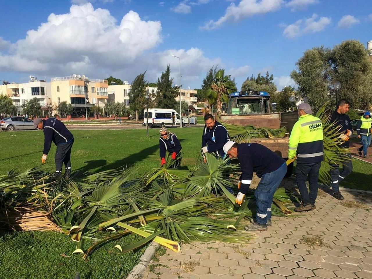 Didim Belediyesi il&ccedil;e genelinde &ccedil;alışmalarını s&uuml;rd&uuml;r&uuml;yor
