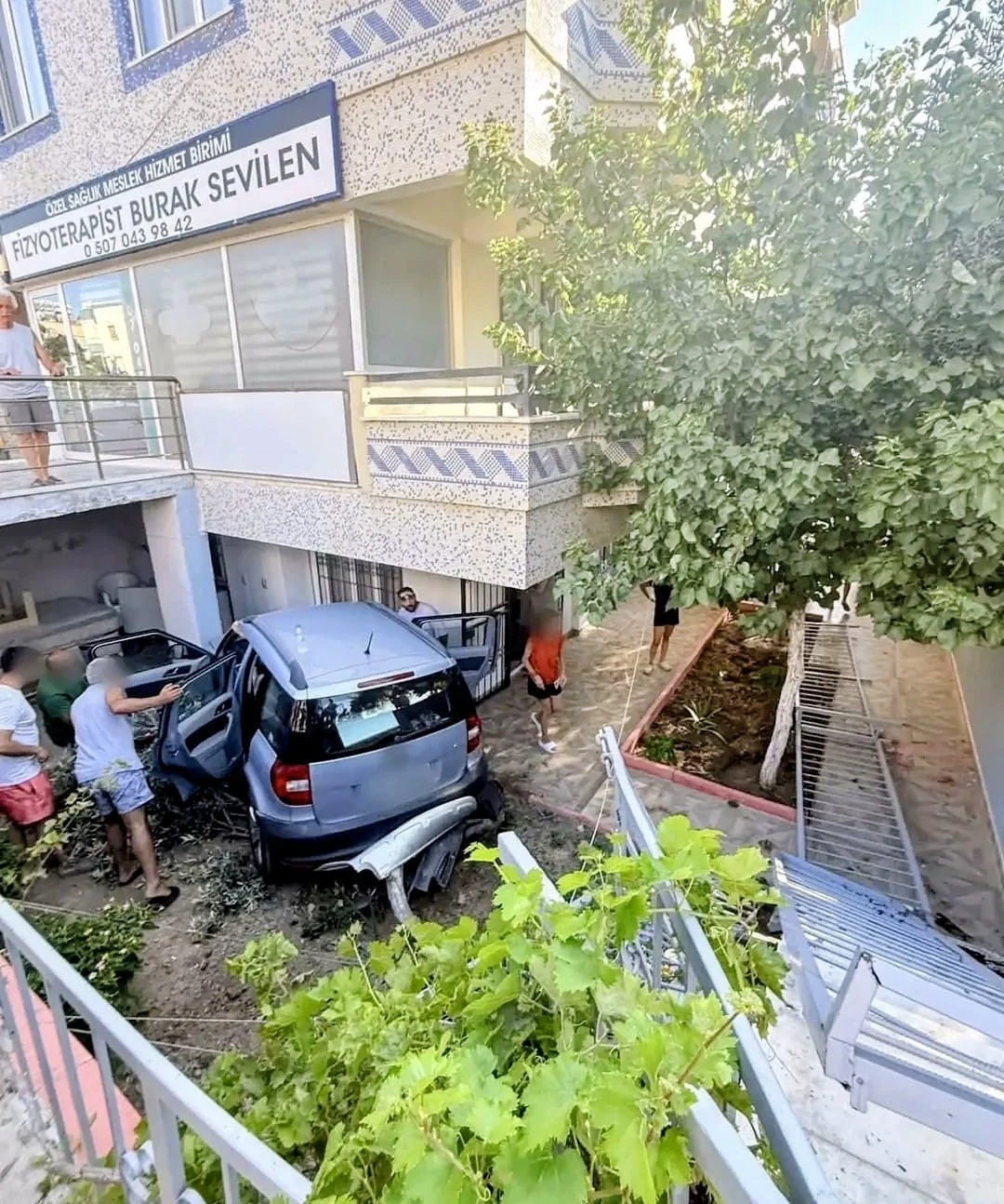 Didim&rsquo;de ara&ccedil; evin bah&ccedil;esine u&ccedil;tu
