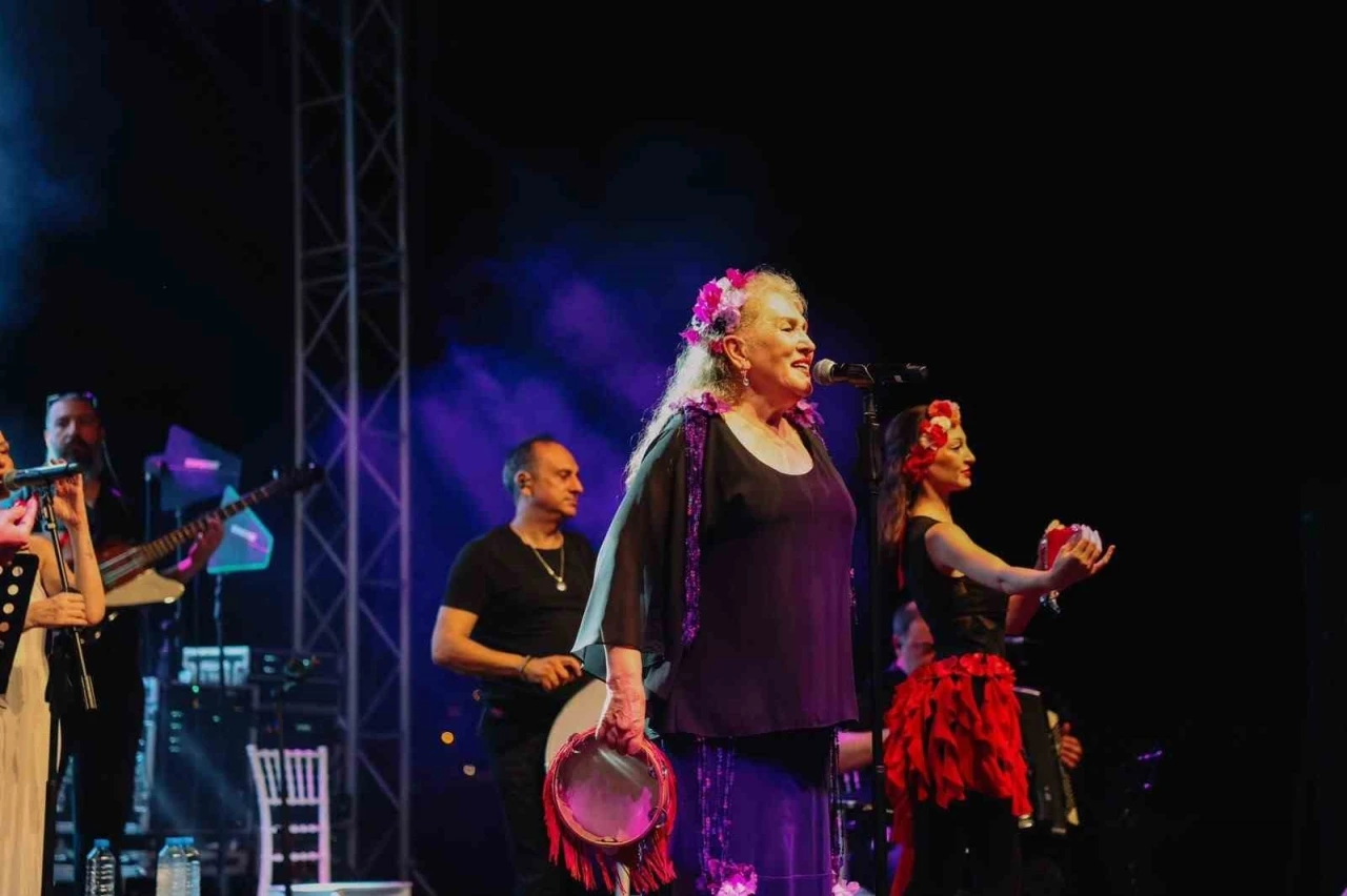 Didim&rsquo;de Lavanta Festivali, Suzan Kardeş konseriyle başladı

