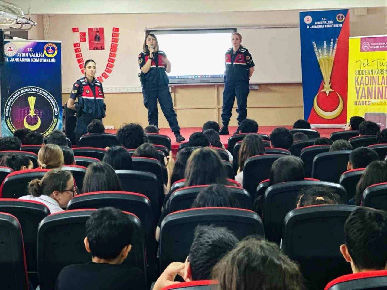 Didim’de öğrencilere ‘siber zorbalık’ anlatıldı
