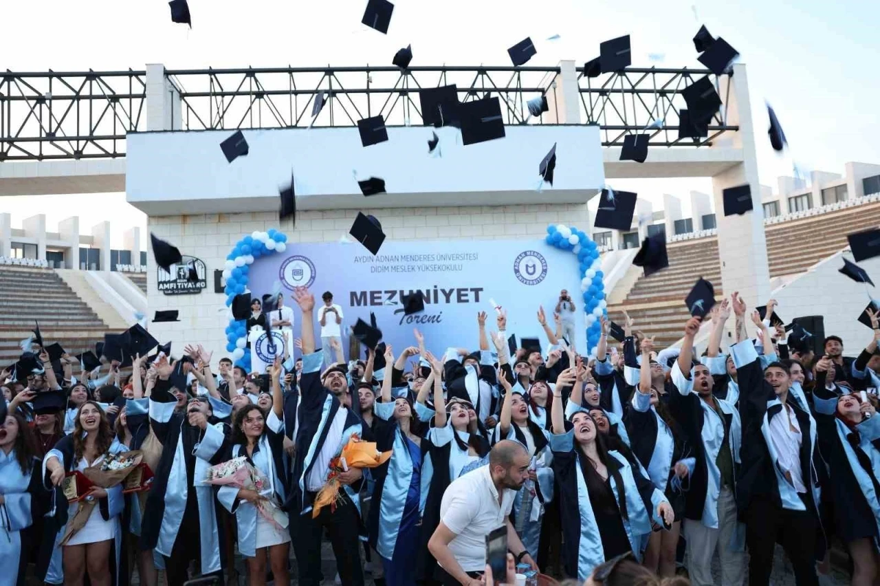 Didim MYO’da 140 öğrenci kep attı
