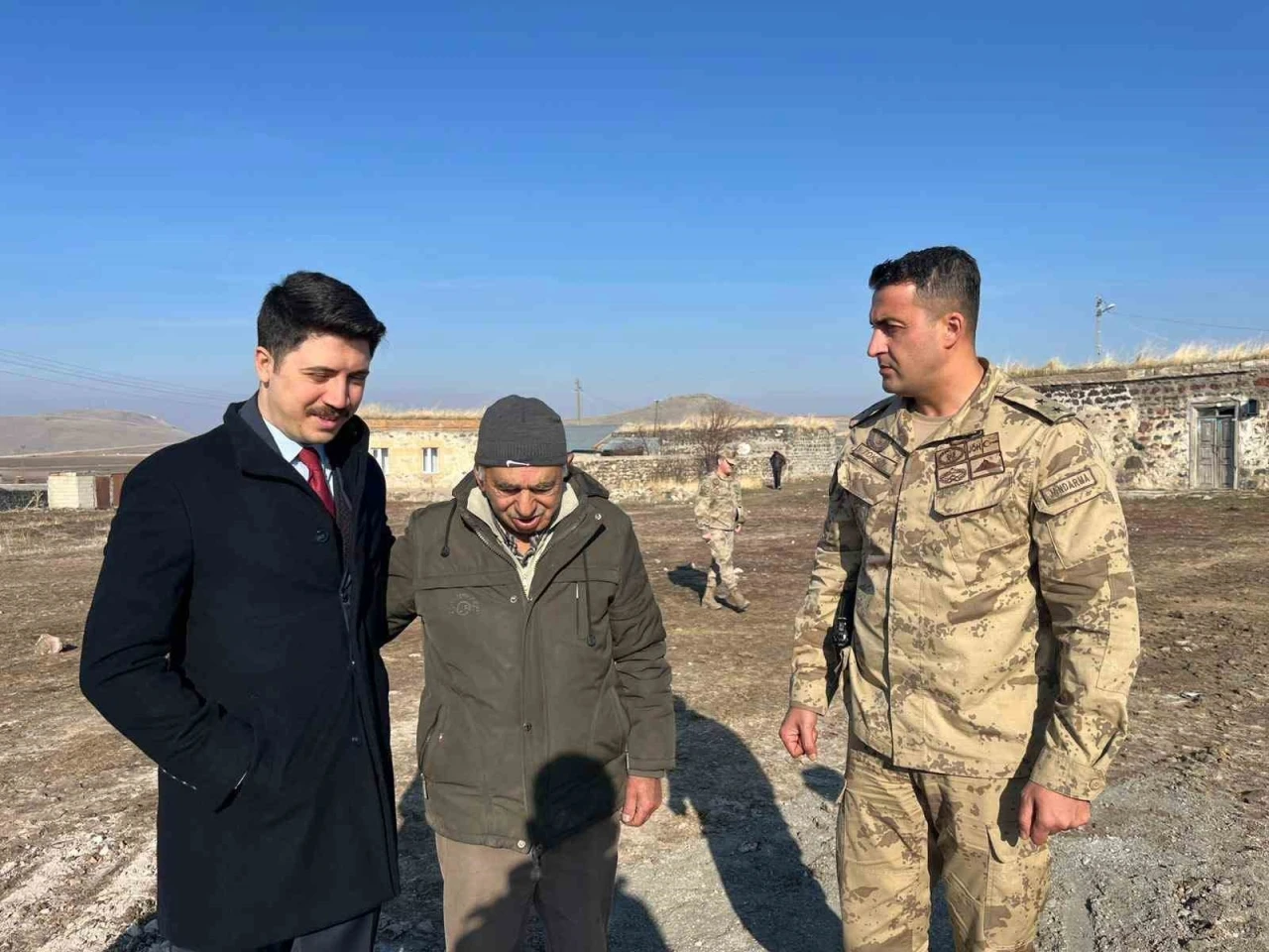 Digor Kaymakamı Kahraman, g&ouml;n&uuml;llere dokunmaya devam ediyor
