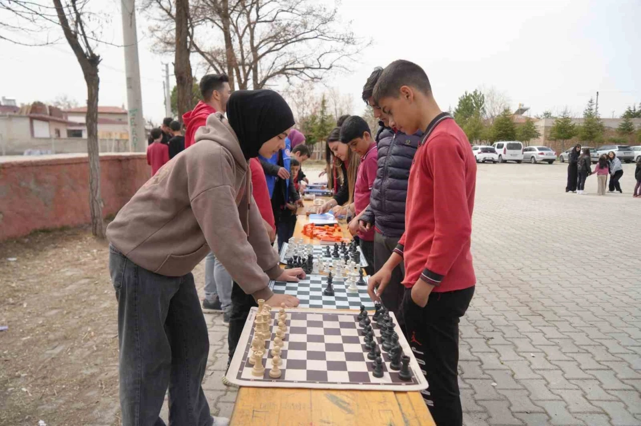 ’Dijitalden Uzaklaş’ sloganı ile çocuklar geleneksel oyunlarla eğlendi
