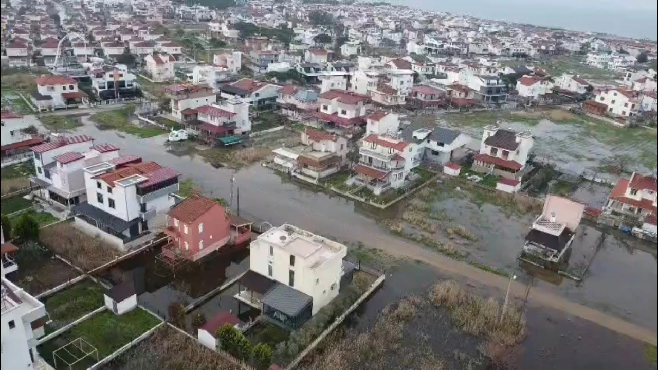 Dikili&rsquo;de yağış durdu, sular kaldı
