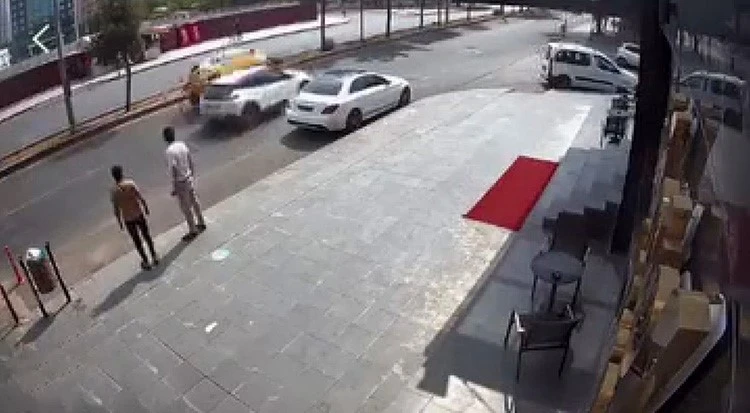 Dikkatsiz sürücü, taksinin yan yatmasın atmasına neden oldu
