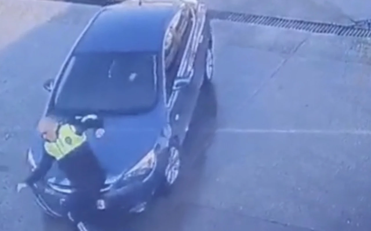 Dikkatsiz sürücünün polise çarpma anı kamerada
