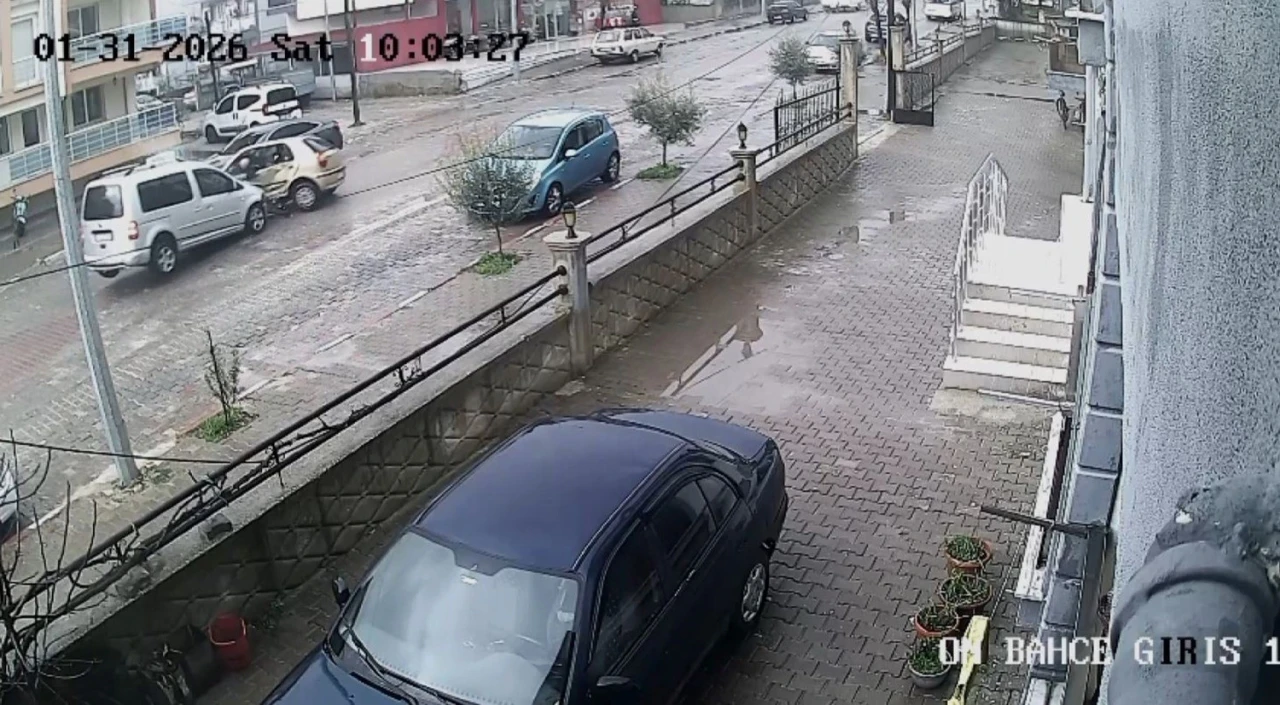 Dikkatsizlik kazayı beraberinde getirdi: 2 yaralı
