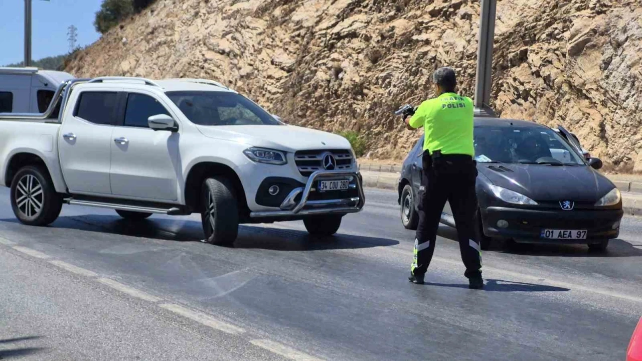 Dilan Çıtak, polisin üzerine araba sürdü
