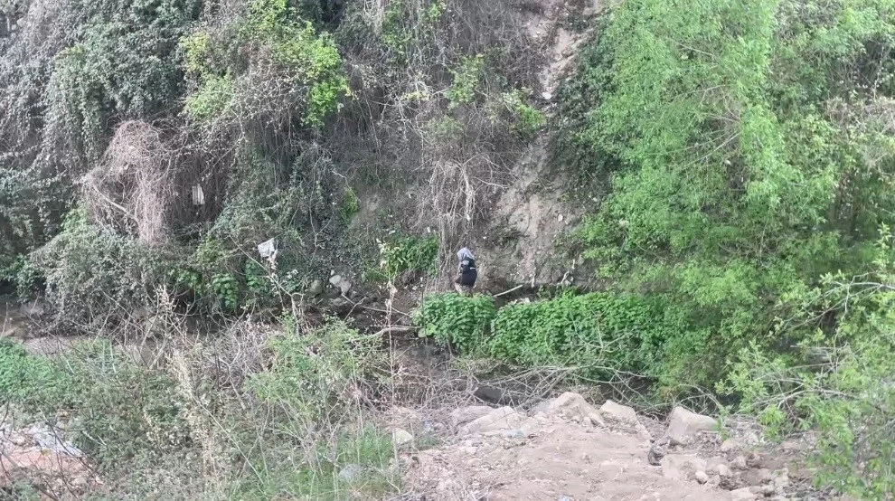 Dilenci önde zabıta amiri arkada adeta maraton koşusuna çıktılar
