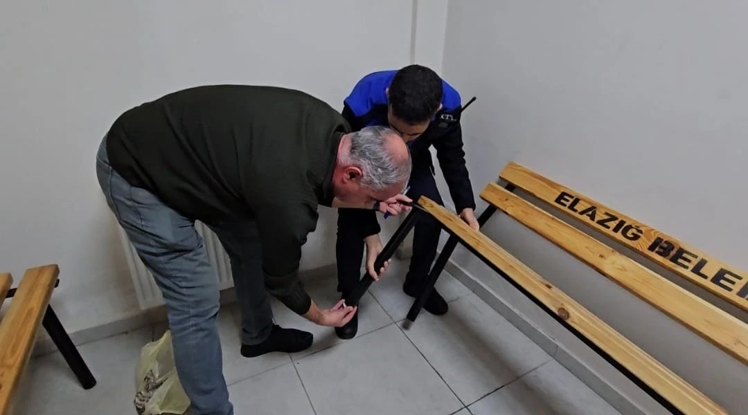 Dilenci yakayı ele verdi, parayı sakladığı yer şaşkına &ccedil;evirdi
