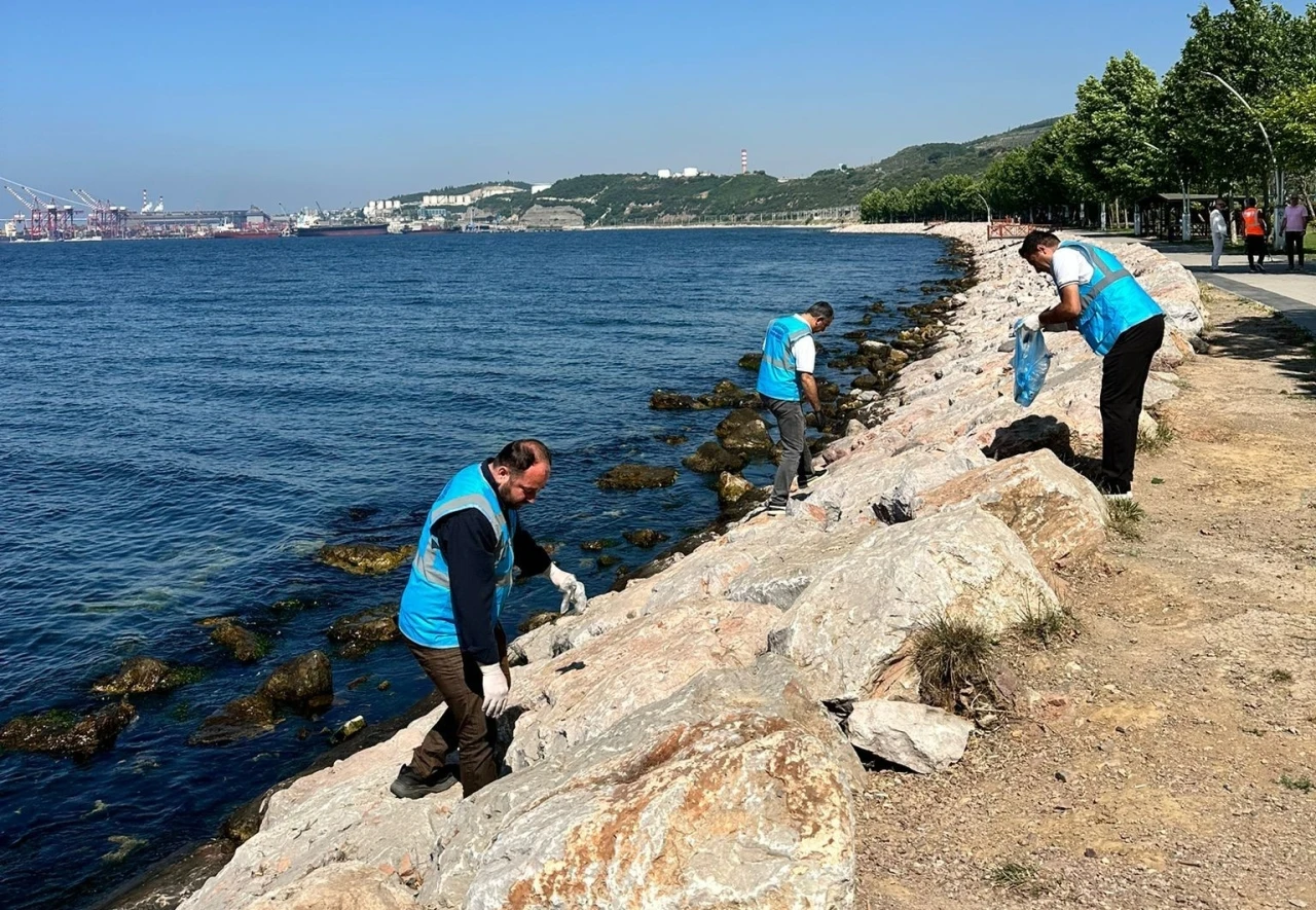 Dilovası’nda Marmara Denizi için sahil temizliği yapıldı