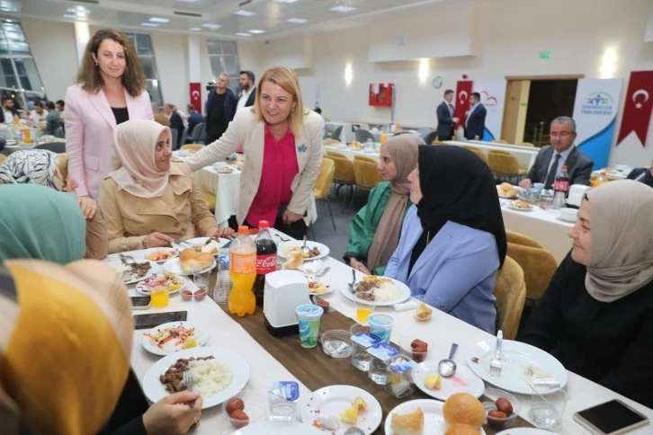 Din g&ouml;revlileri ile buluşan Başkan H&uuml;rriyet: "Yaptığınız kutsal hizmetin değerini biliyoruz"
