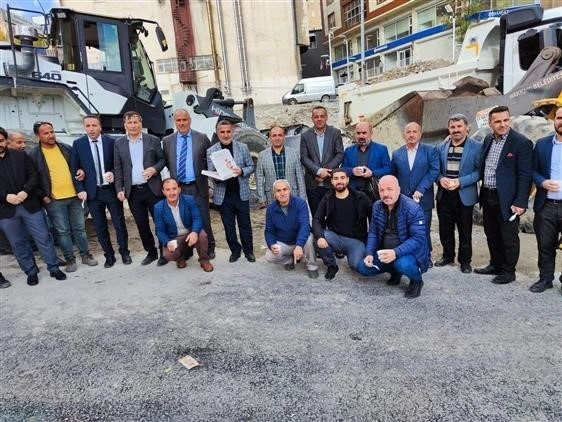 Din g&ouml;revlilerinden cami inşaatı &ccedil;alışanlarına tatlı ikramı
