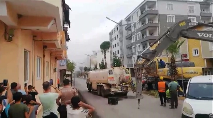 Dinamitle patlatılan bina vatandaşların meraklı bakışları arasında yerle bir oldu
