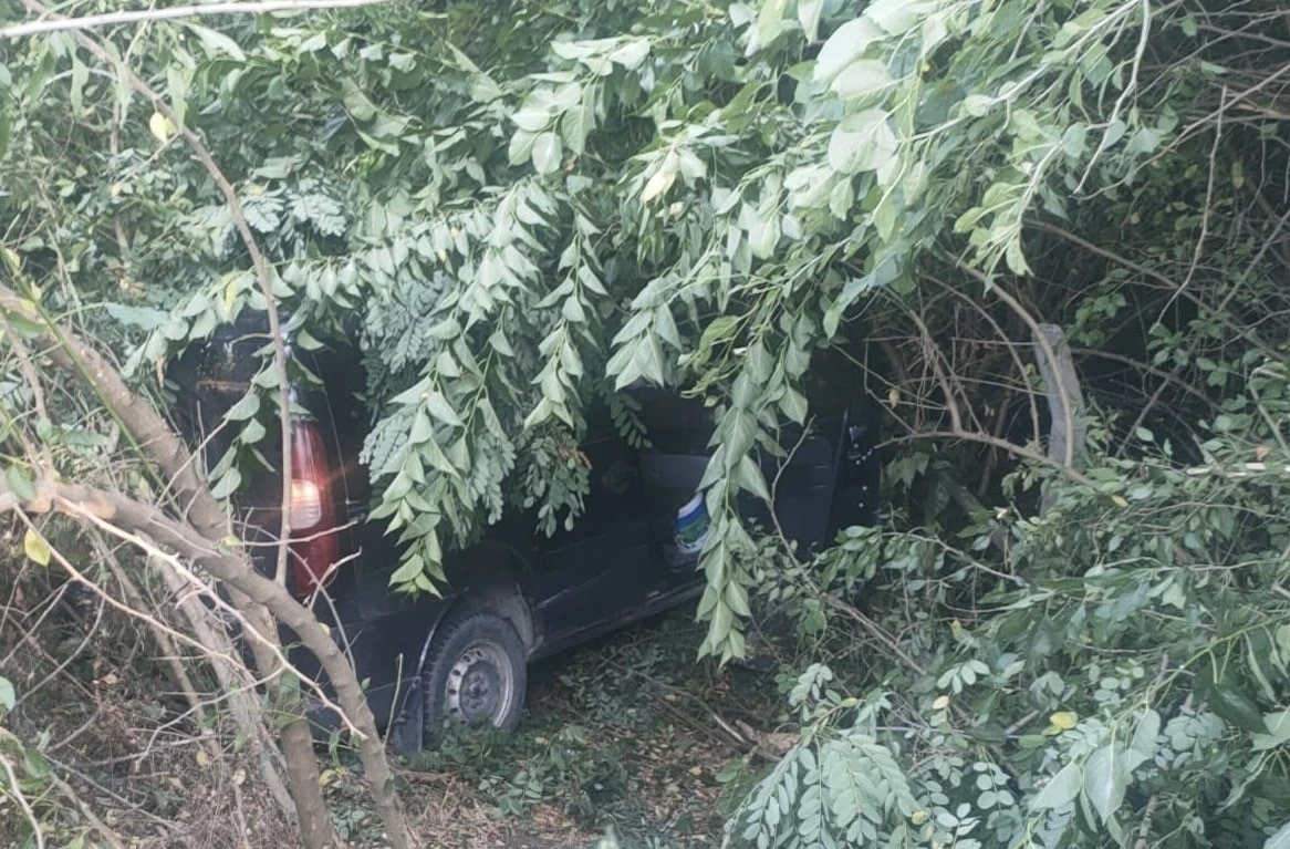 Direksiyon başında kalp krizi ge&ccedil;iren s&uuml;r&uuml;c&uuml; kaza yaptı, hastanede hayatını kaybetti

