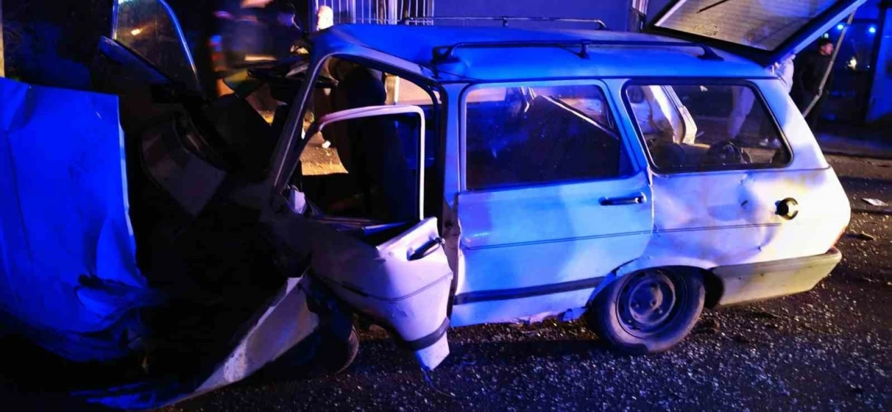 Direksiyon hakimiyeti kaybolan ara&ccedil; yoldan &ccedil;ıktı 4 yaralı
