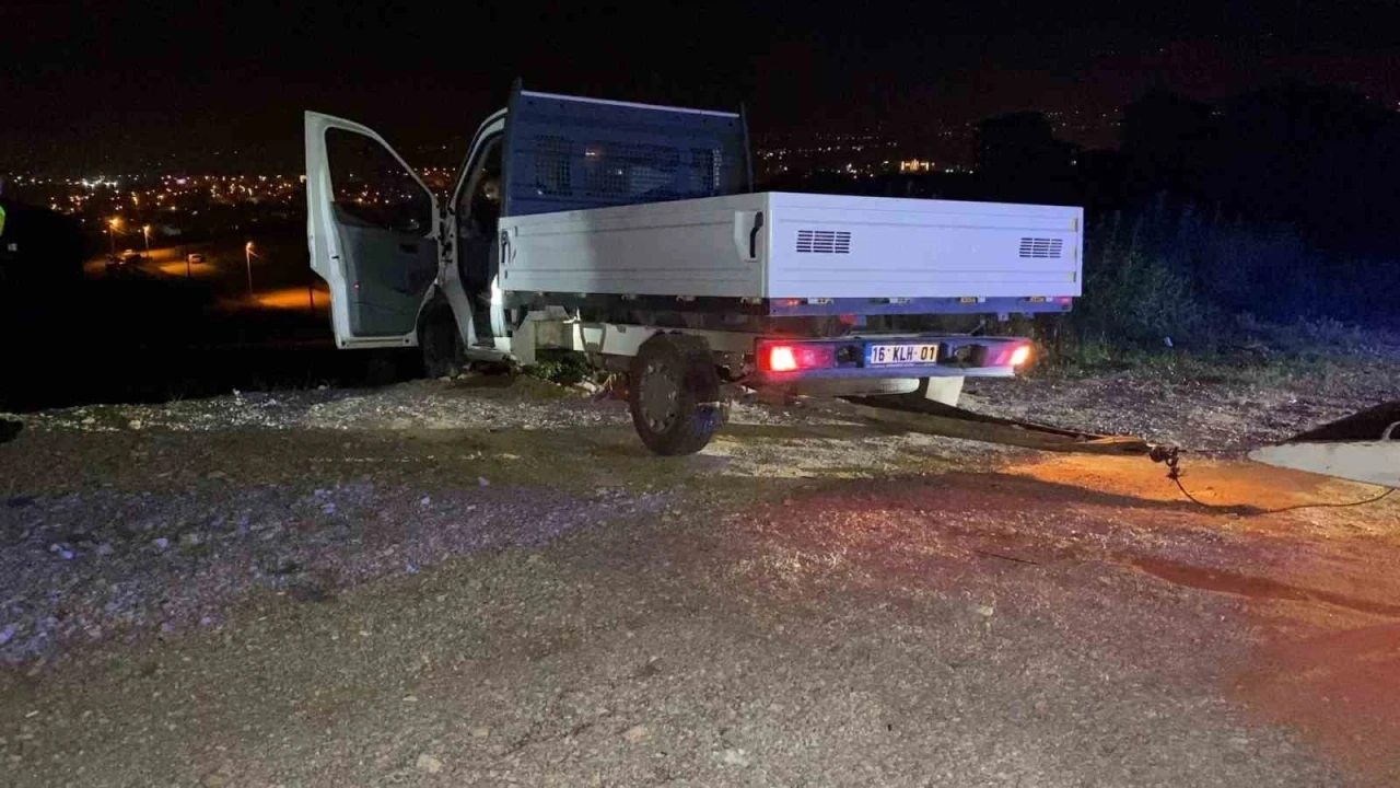 Direksiyon hakimiyetini kaybeden alkoll&uuml; s&uuml;r&uuml;c&uuml; şarampole u&ccedil;tu

