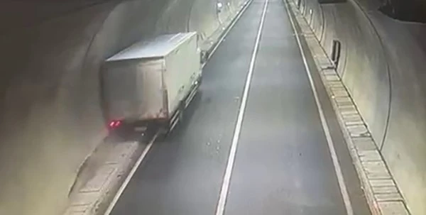 Direksiyon hakimiyetini kaybeden kamyon tünel duvarına çarptı
