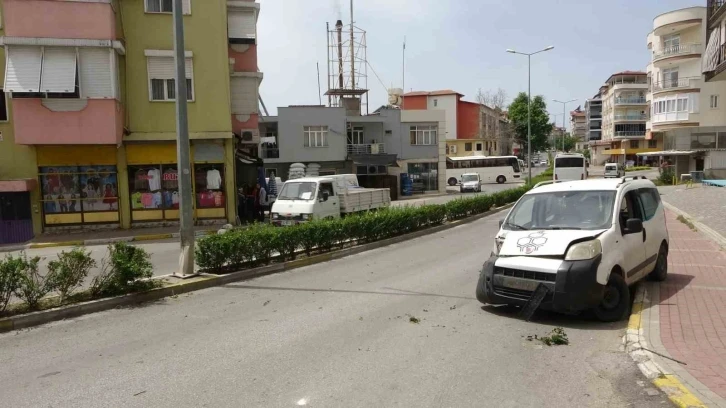 Direksiyon hakimiyetini kaybetti, refüjdeki aydınlatma direğine çarptı
