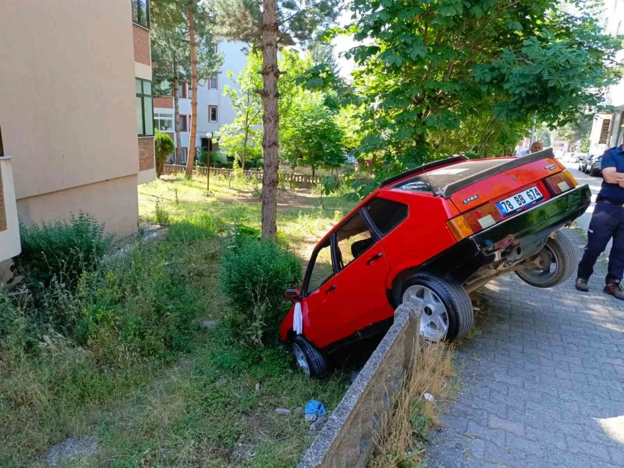 Direksiyonu kilitlenen otomobil apartman bahçesine düştü

