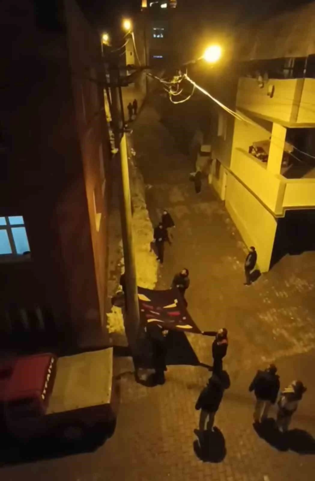 Direkte mahsur kalan kedi a&ccedil;ılan battaniye ile kurtarıldı
