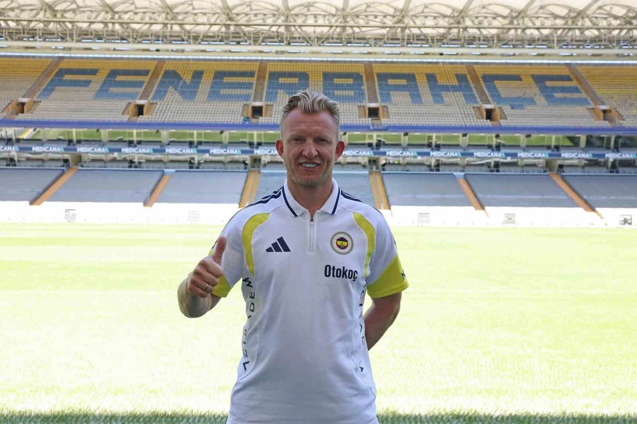 Dirk Kuyt, Fenerbah&ccedil;e&rsquo;de yardımcı antren&ouml;rl&uuml;k g&ouml;revine başladı
