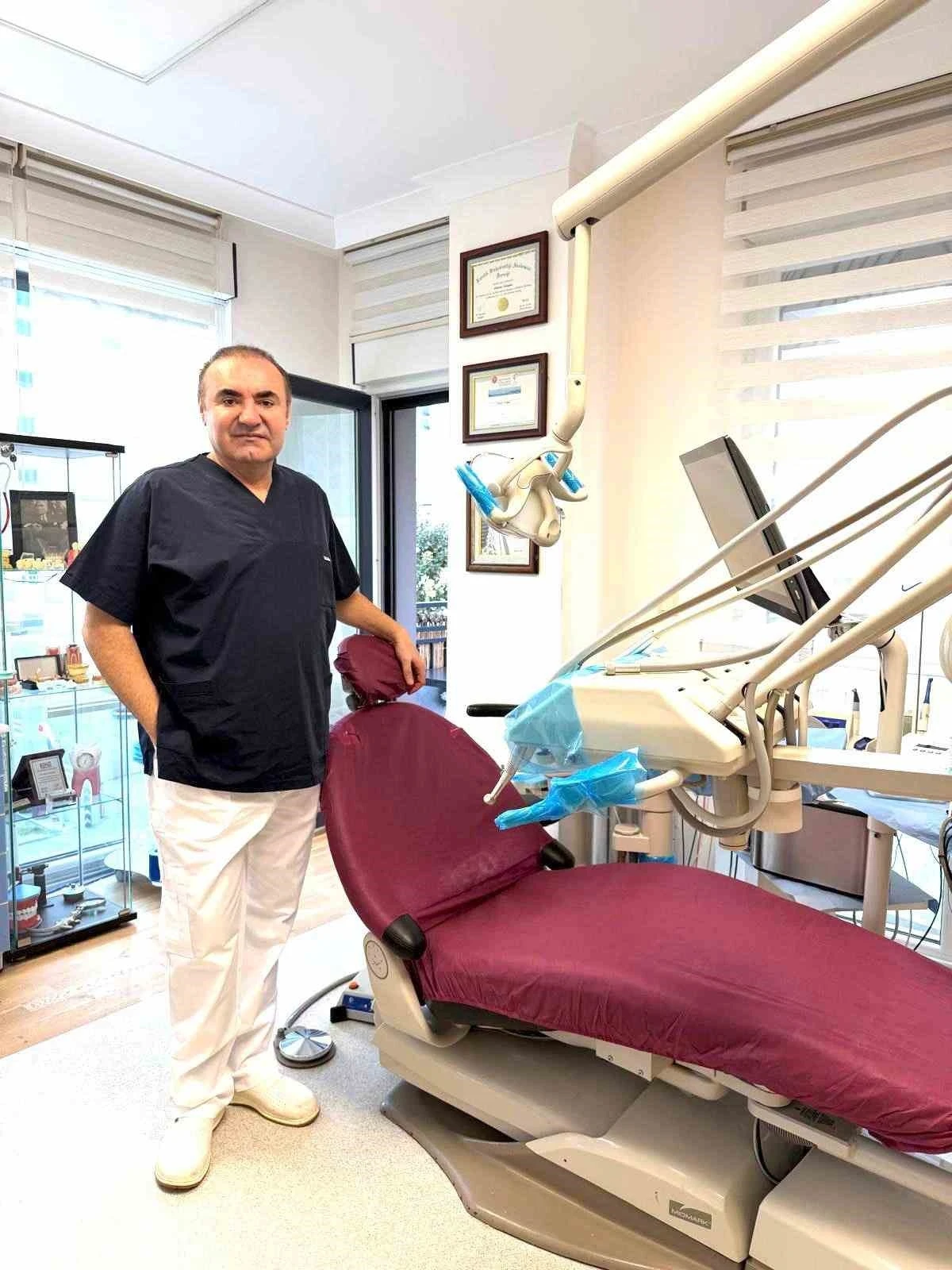 Diş Hekimi D&uuml;ndar &Ouml;zbaylar: "Kemik yetersizliğinde implant tedavisi m&uuml;mk&uuml;n"
