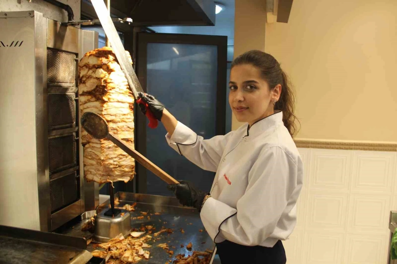 Dış ticaret okudu ama d&ouml;nerdeki ustalığı g&ouml;z dolduruyor
