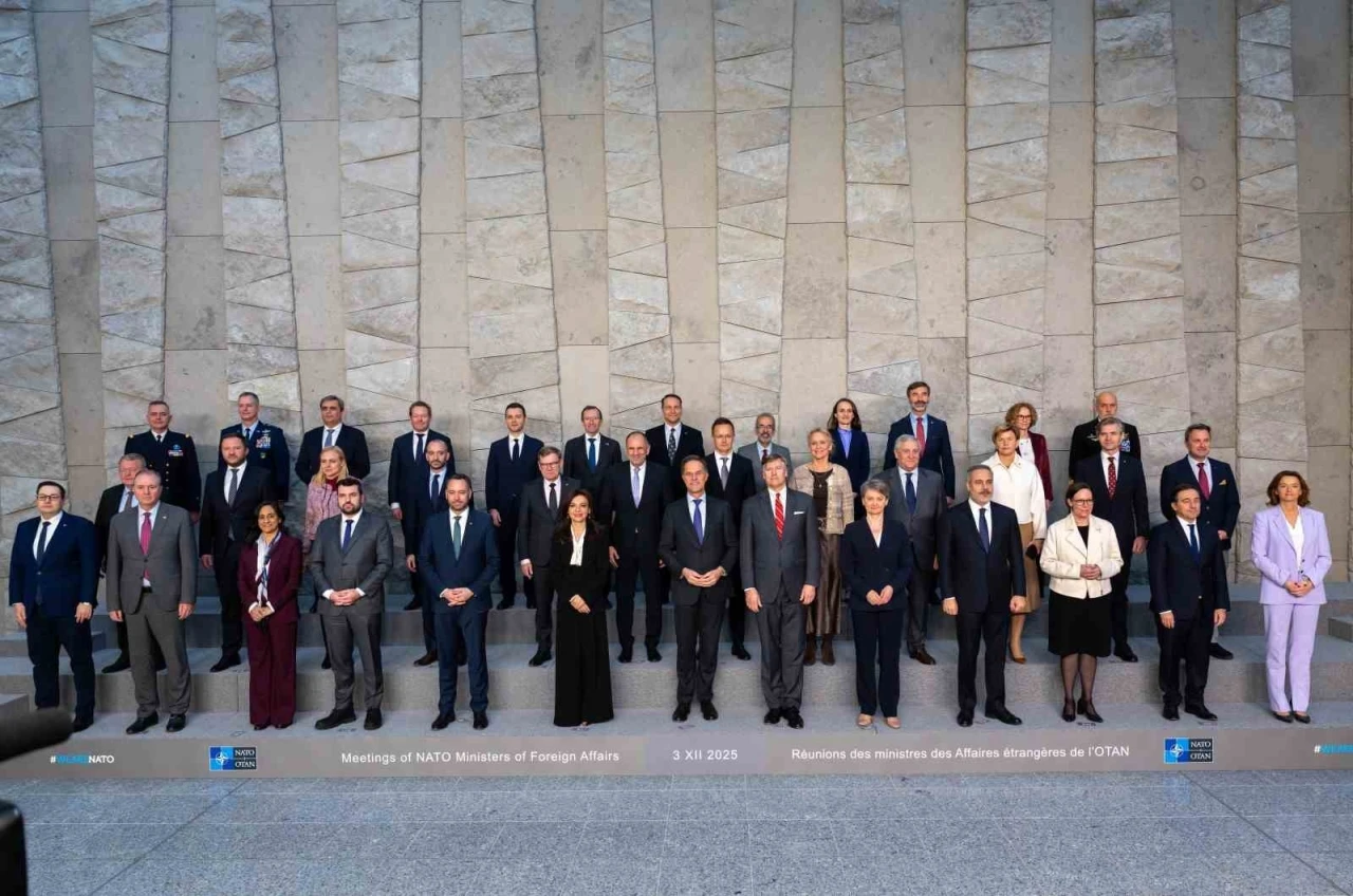 Dışişleri Bakanı Fidan, NATO Dışişleri Bakanları ile aile fotoğrafı çektirdi
