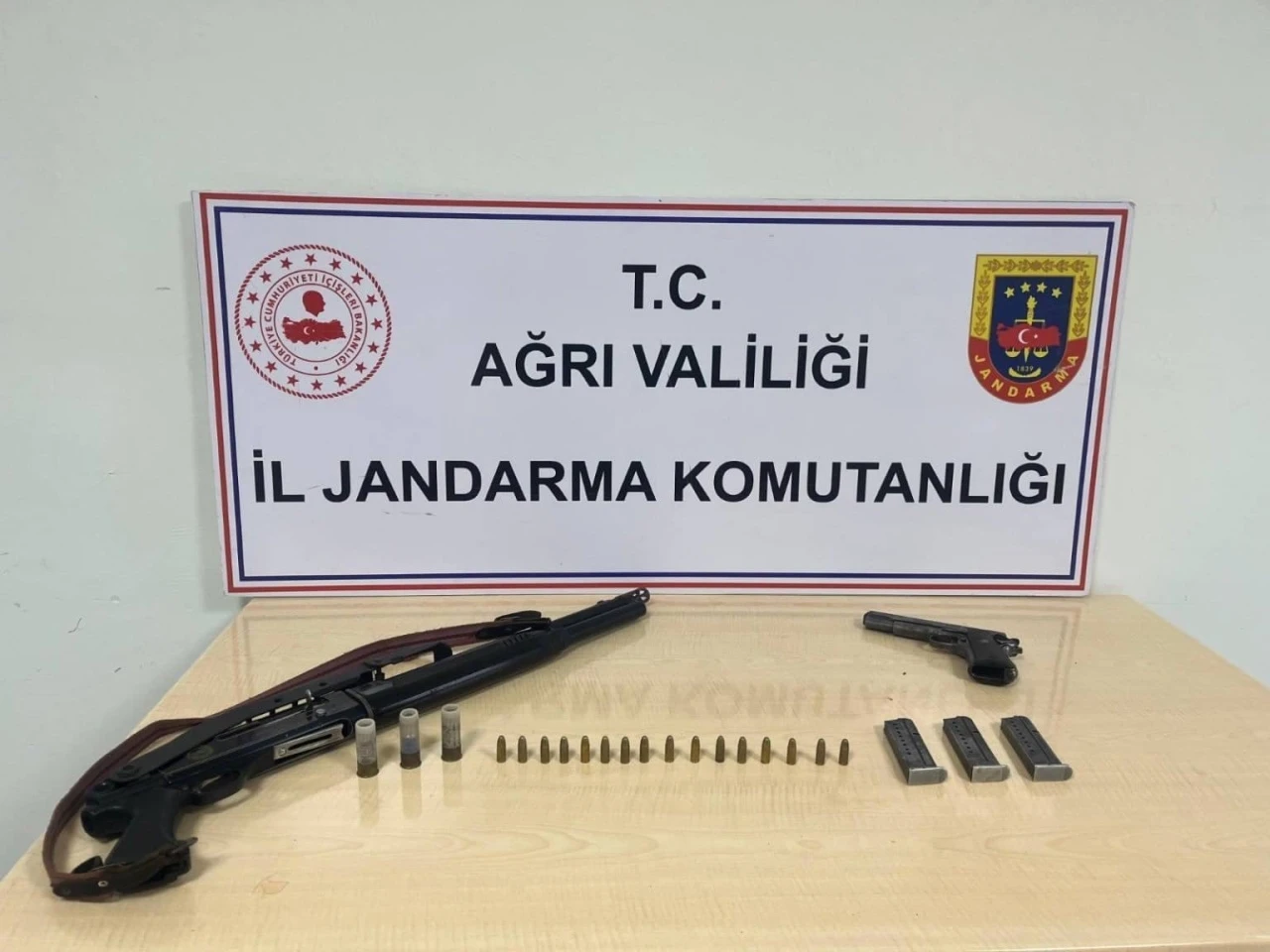 Diyadin&rsquo;de bir evde ruhsatsız silah ve fişek ele ge&ccedil;irildi
