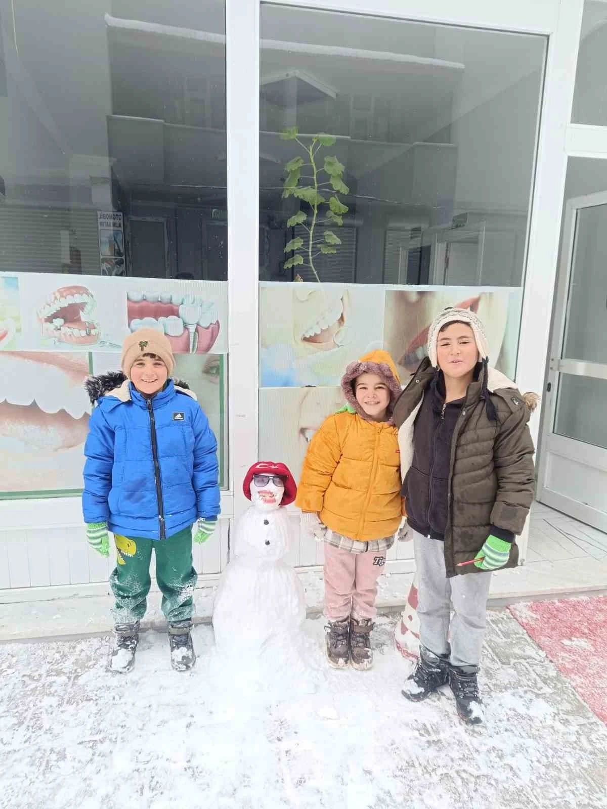 Diyadin&rsquo;de &ccedil;ocuklar karın tadını kardan adam yaparak &ccedil;ıkardı
