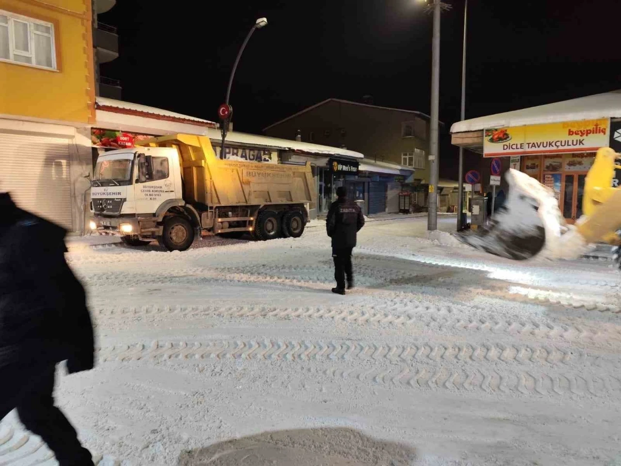 Diyadin&rsquo;de ekiplerin karla m&uuml;cadele mesaisi
