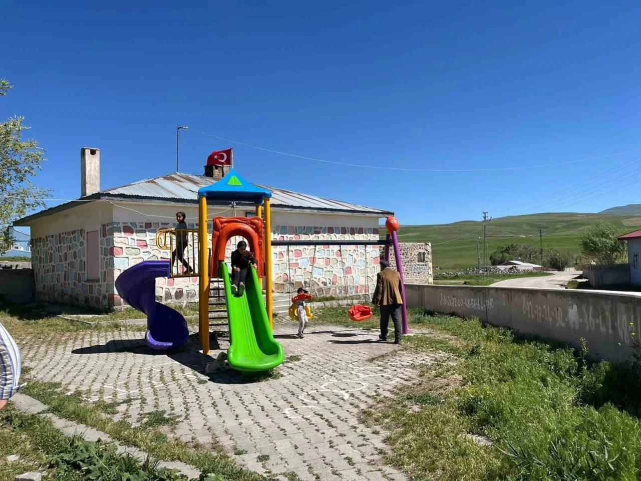 Diyadin’de köy halkı deprem riski nedeniyle kapatılan okulunu geri istiyor
