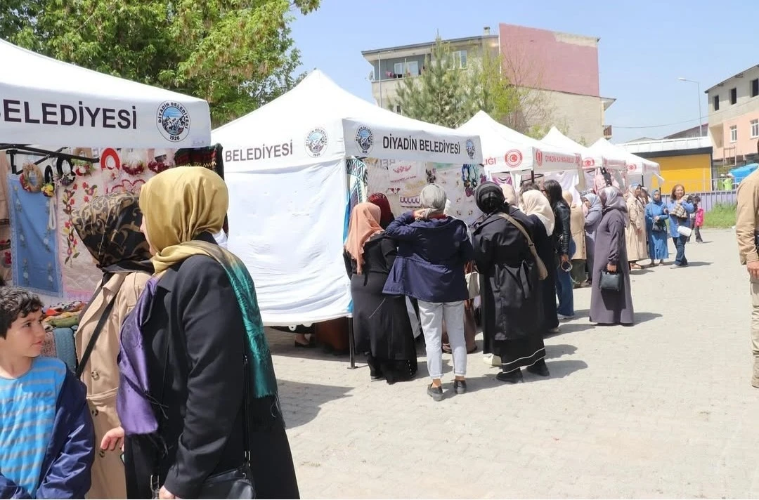 Diyadin’de kursiyer kadınlar atık malzemeleri sanate dönüştürdü

