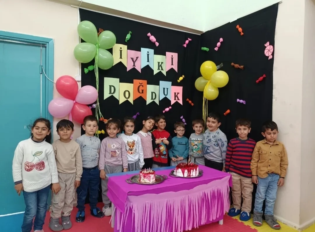 Diyadin’de miniklere ortak doğum günü sürprizi
