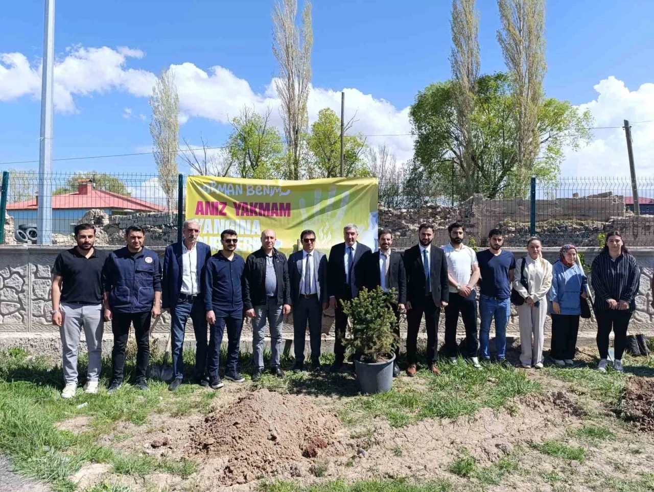 Diyadin’de &quot;Orman Benim&quot; kampanyası kapsamında fidan fikimi ve temizlik etkinliği
