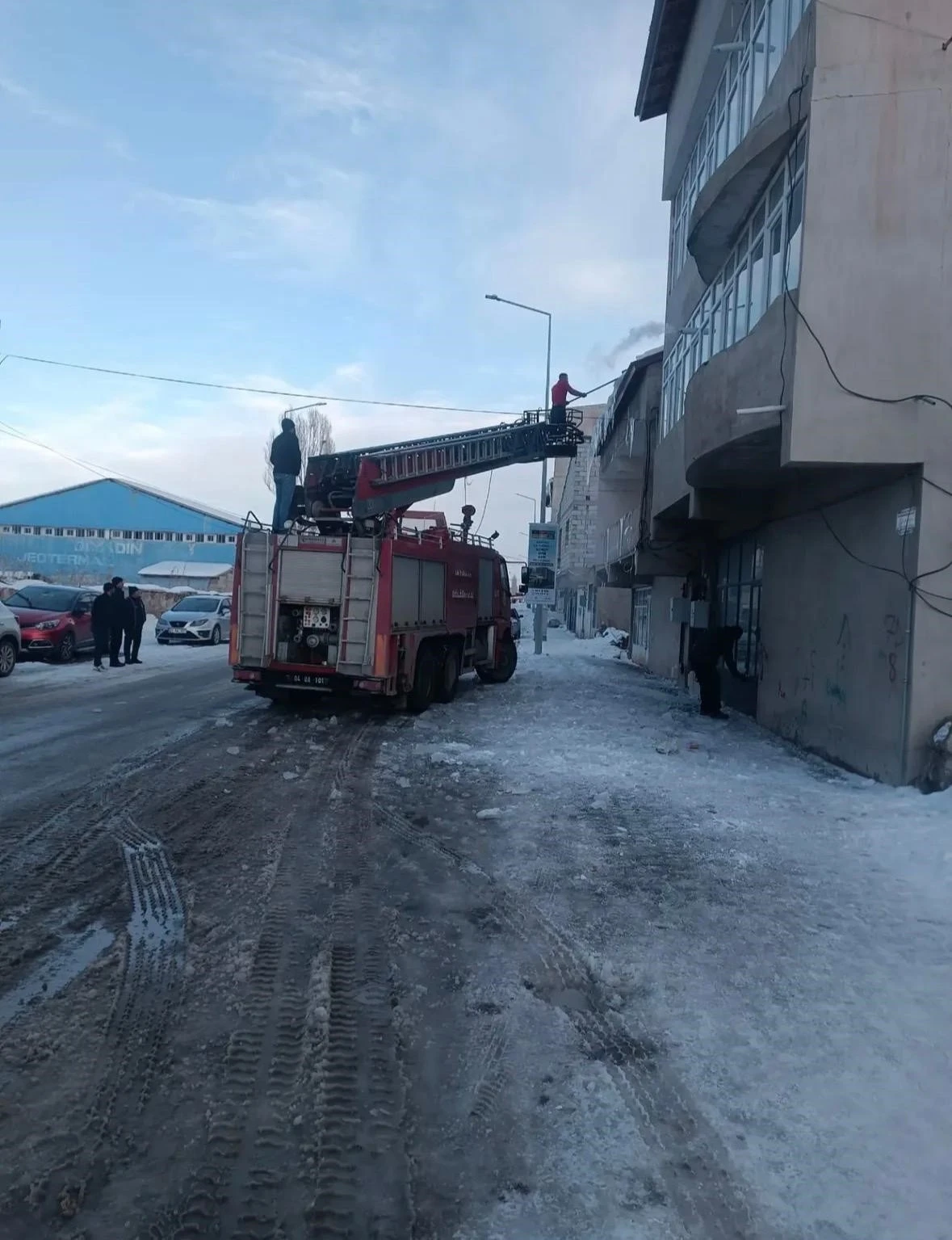 Diyadin&rsquo;de tehlike oluşturan buz sarkıtları temizlendi
