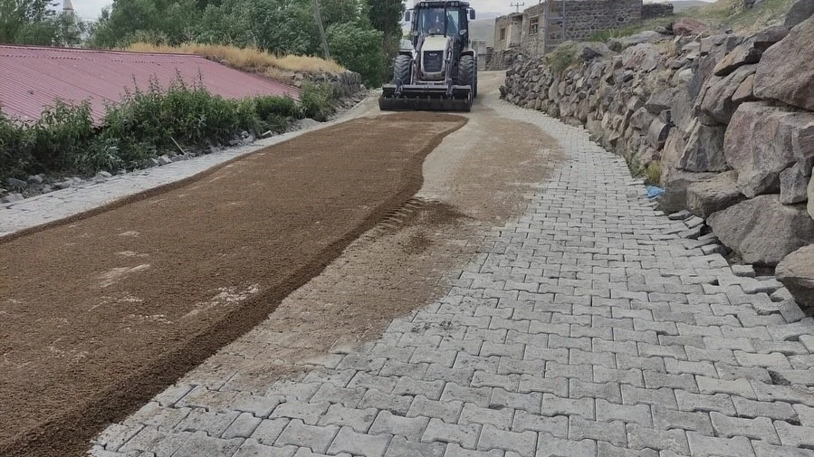 Diyadin köyleri modern yollara kavuşuyor
