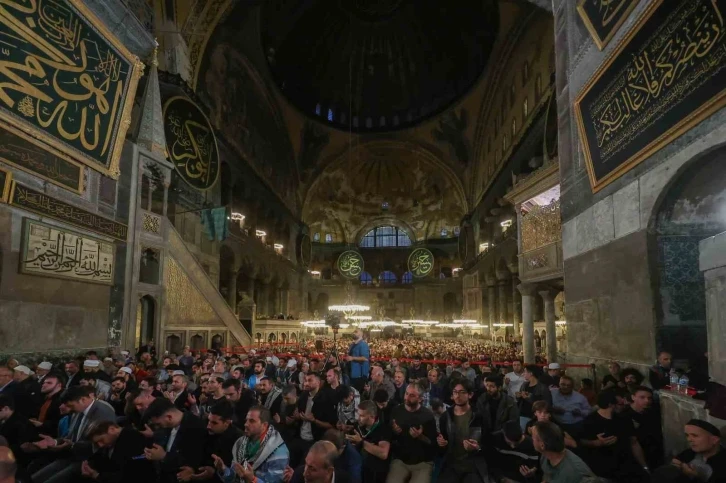 Diyanet İşleri Başkanı Erbaş, Ayasofya Camii&rsquo;nde Filistinliler i&ccedil;in dua etti
