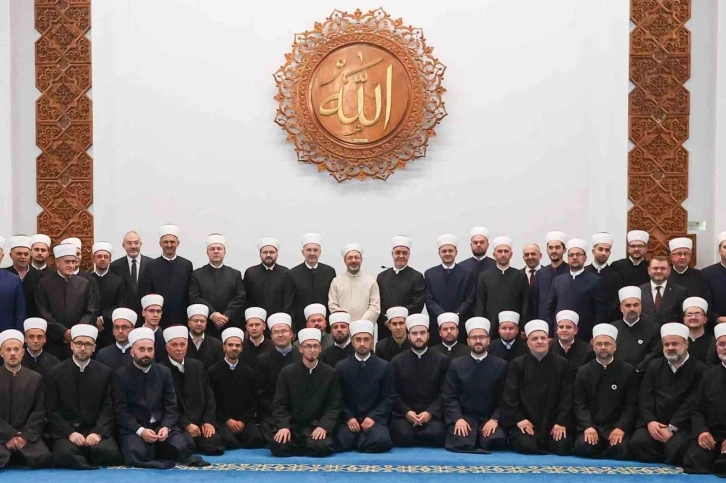 Diyanet İşleri Başkanı Erbaş: &ldquo;Kur&rsquo;an-ı Kerim&rsquo;e ve Resul&uuml;n&uuml;n s&uuml;nnetine sarılarak y&uuml;r&uuml;meye devam ediyoruz&rdquo;

