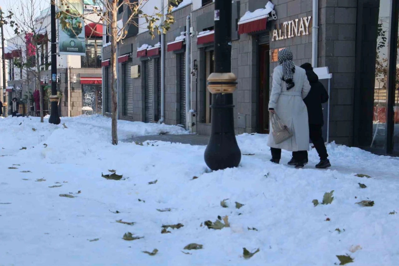 Diyarbakı&rsquo;ın tarihi Sur il&ccedil;esinde belediyeye kar tepkisi
