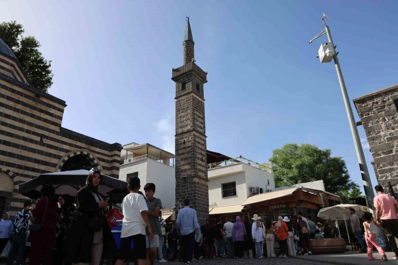 Diyarbakır’a gelen ziyaretçiler 540 yıllık ‘Dört Ayaklı Minare’nin etrafından 7 kez geçerek dilekte bulunuyor
