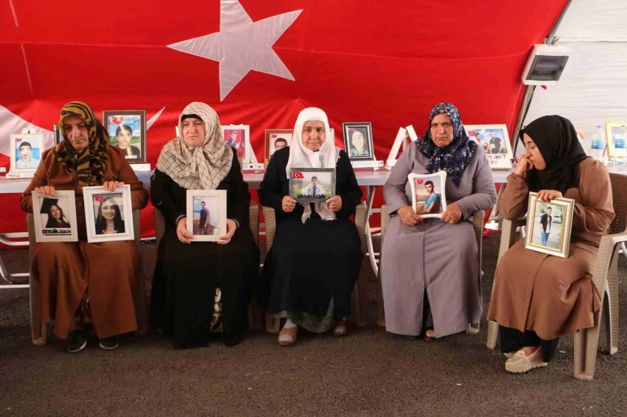Diyarbakır anneleri müjdeli bir haber almak için çadırdan ayrılmıyor

