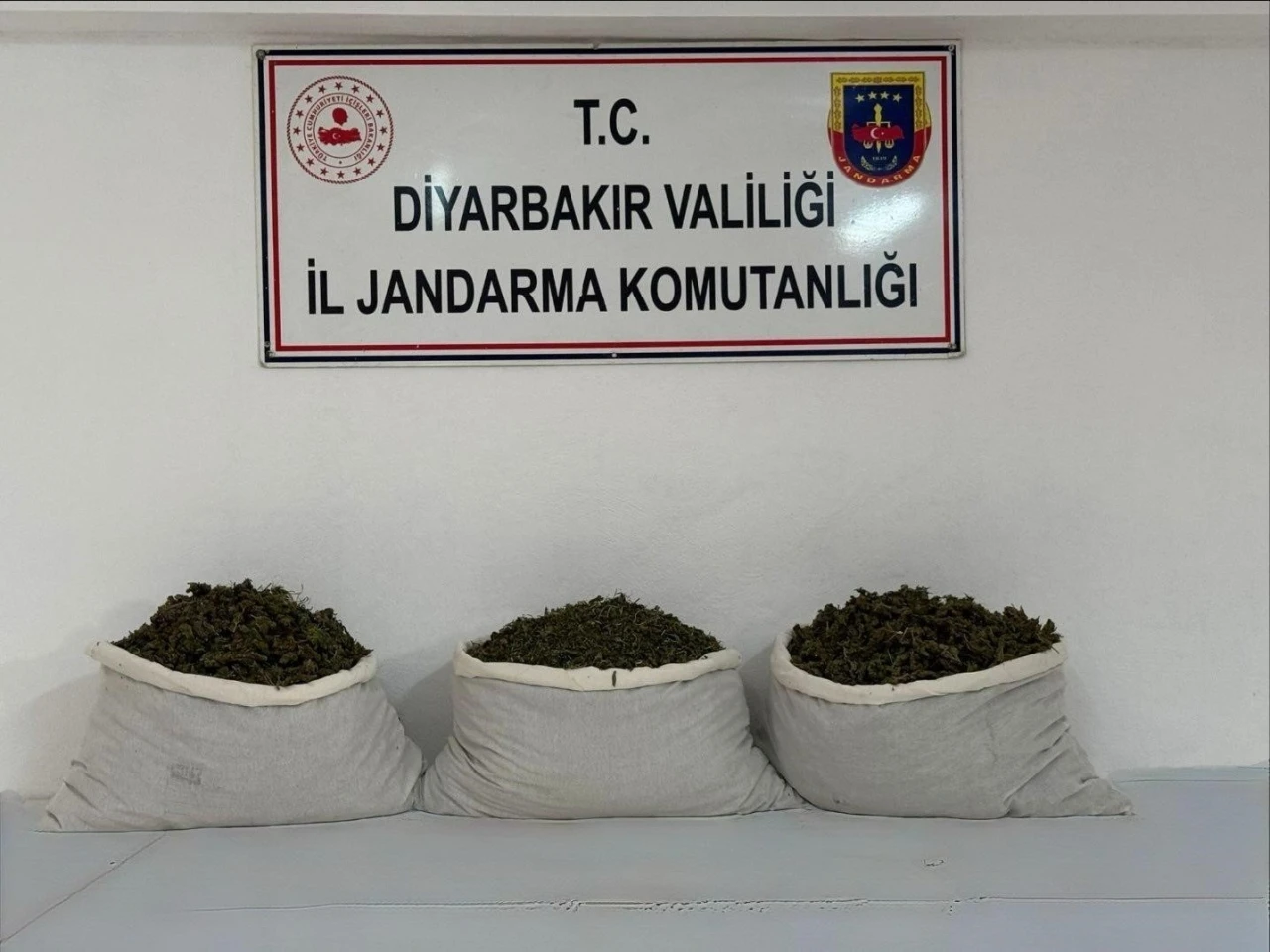 Diyarbakır&rsquo;da 107 kilo esrar maddesi ele ge&ccedil;irildi
