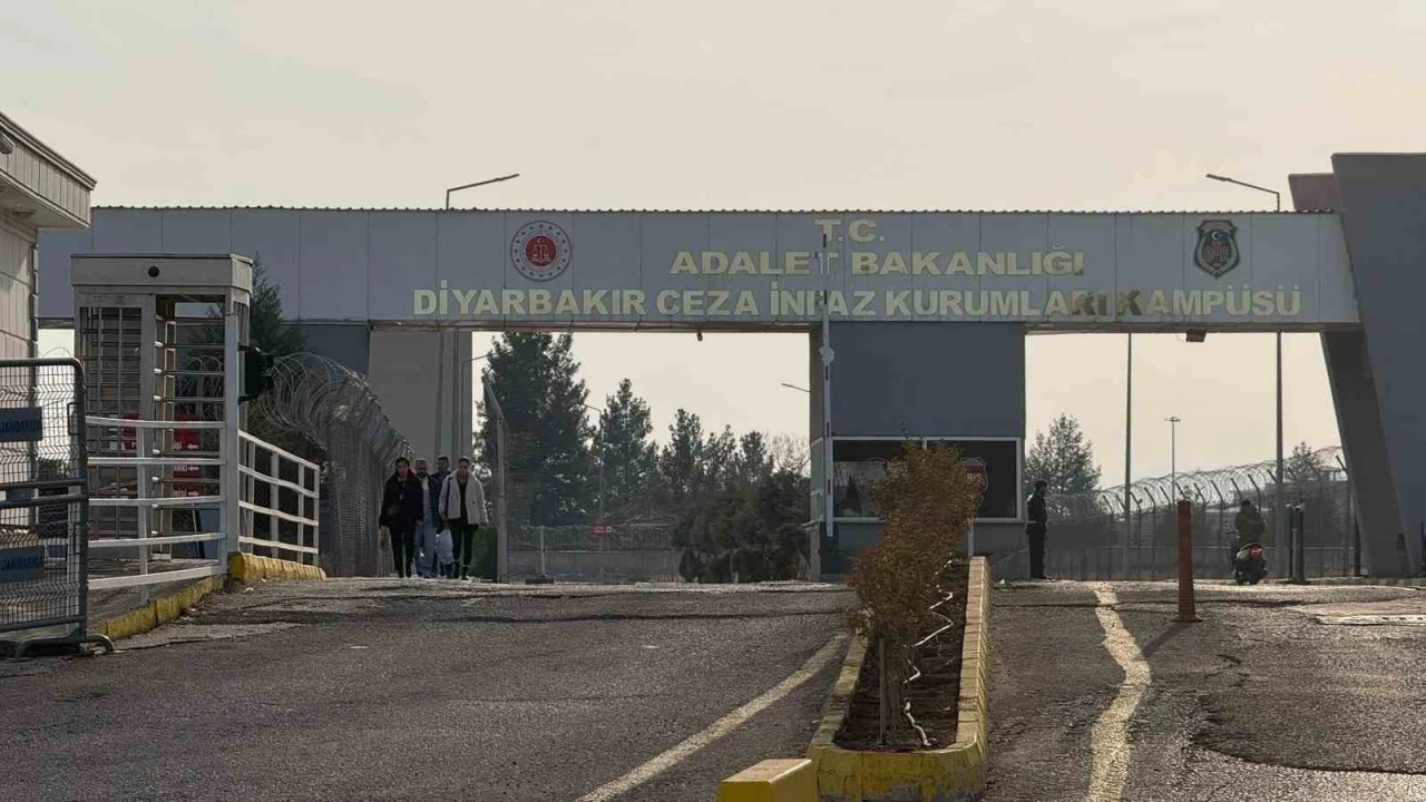 Diyarbakır&rsquo;da 11&rsquo;inci yargı paketi heyecanı: Aileler cezaevi &ouml;n&uuml;nde toplandı
